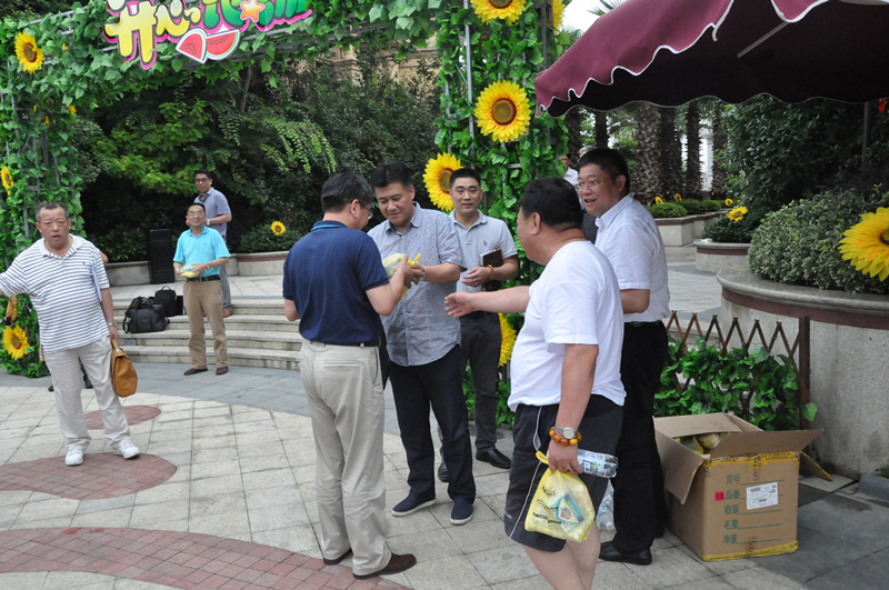 集团总裁沈宏泽,党委副书记工会主席黄克铨冒着高温来到第一事业部恒