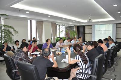 职工举手表决集体合同.jpg