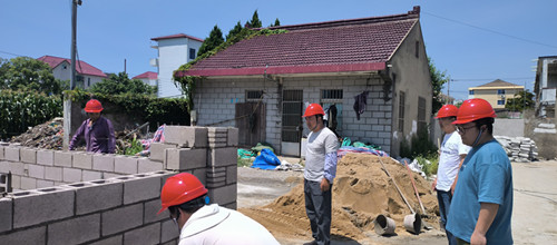 汗水浇筑焕新家园  第二事业部金汇镇泰日城中村项目工人们无惧“烤”验