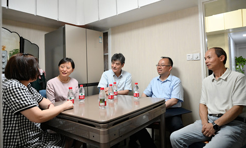 党心民心心心相印  益民爱民生生不息  光明集团领导慰问光明地产“三失”困难职工