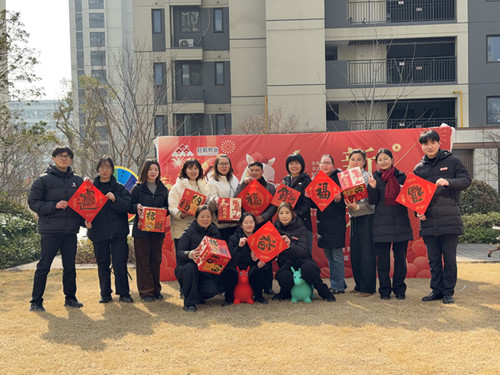 挥毫送福暖邻里  联动同心贺新春  第一事业部光明星城项目公司与旺都物业联合开展新春写春联活动