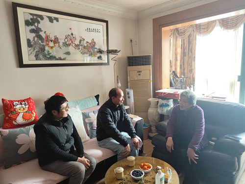 情系桑榆送关怀  敬老爱老暖新春  季新峰走访慰问退休老同志